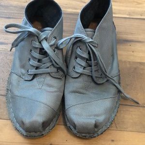 toms black high tops